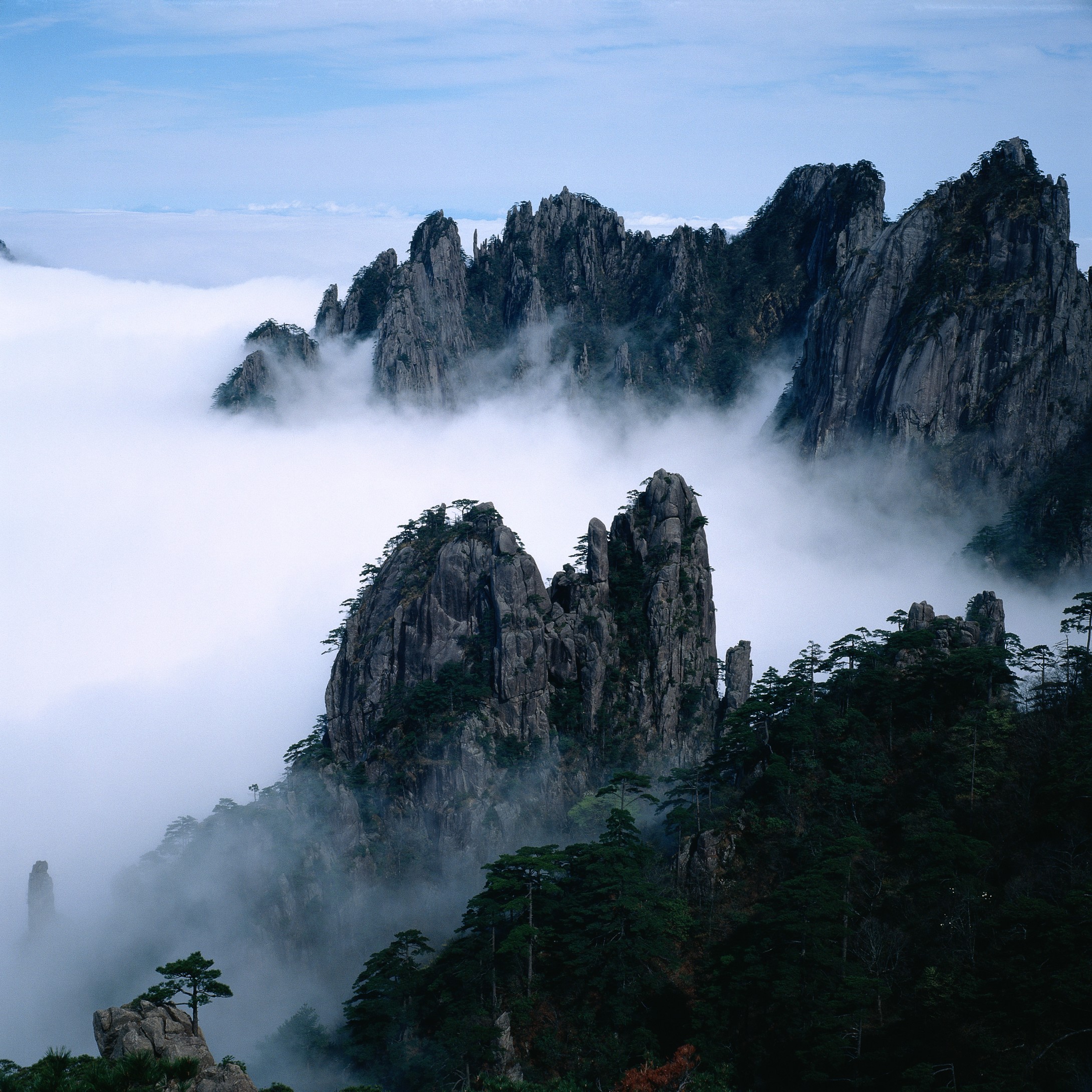 黄山,世界文化與自然之双重遗产,國家AAAAA及旅遊景區。“五岳歸來不看山,黃山歸來不看岳”, 被譽為“天下第一奇山”。 這裡氣候溫和,年平均溫度為16°C左右,及適宜人類居住。 黃山景區長年遊客如云,年接待中外遊客達4,000萬人次以上。 這裡空氣清新,PM2.5日均濃度僅5微克/立方米,空氣負離子濃度長年穩定在 20,000個/cm3以上,有天然氧吧之稱。